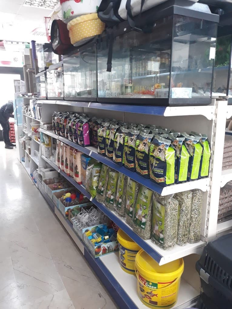 Yakamoz Petshop ürün rafı detayı